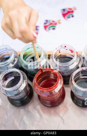 Processus : Batik femme artiste peint sur toile, Batik de décisions. La peinture de l'artiste créatures sous-marines sur un tissu batik. F sélective Banque D'Images