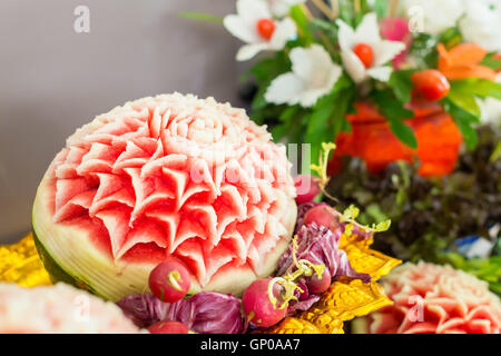 Fruits frais mélange sculpté de fruits thaï mixtes.. Banque D'Images