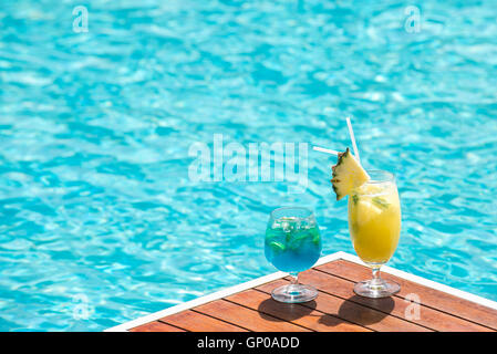 Verres à Cocktail à l'extérieure, côté plage. copier l'espace. Banque D'Images