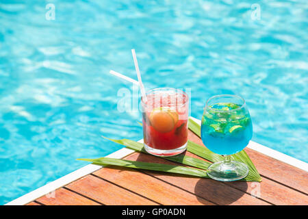 Verres à Cocktail à l'extérieure, côté plage. copier l'espace. Banque D'Images