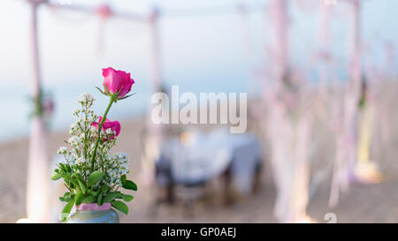 Fleurs dans vase avec arrière-plan de configuration de table romantique Banque D'Images