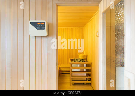 Grand classique du design standard sauna en bois dans l'intérieur de l'édifice, Banque D'Images