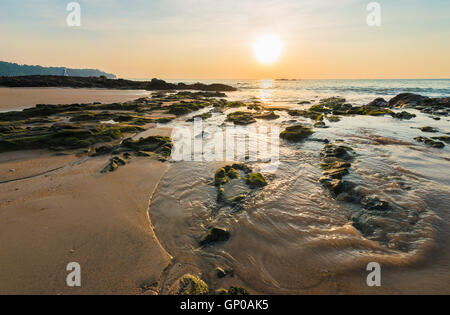 Seascape, plage, mer et plage de voir le phare au coucher et au lever du soleil Banque D'Images