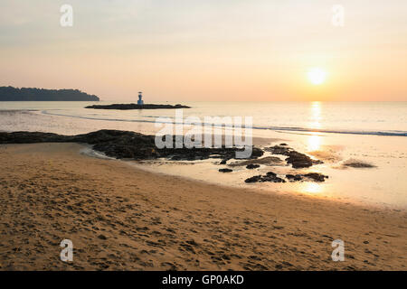 Seascape, plage, mer et plage de voir le phare au coucher et au lever du soleil. Banque D'Images