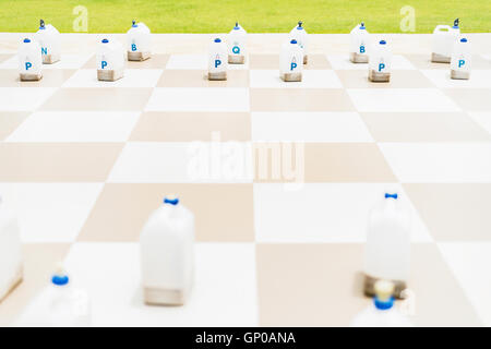 D'échecs en plein air, l'idée de recycler l'eau de sable à l'intérieur de gallon et pelouse. Banque D'Images