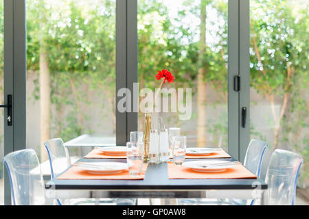 Décoration de la chambre, la salle à manger décorer avec ensemble salle à manger et une fleur rouge dans un vase. Banque D'Images