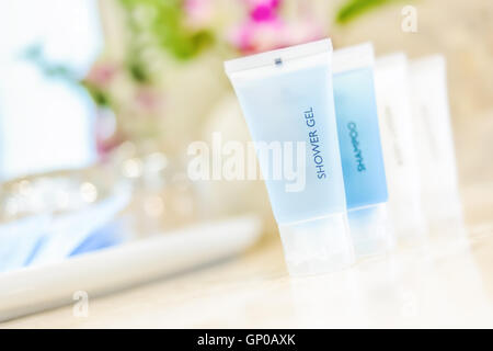 Tube de toilette dans un hôtel de luxe, gel douche, shampoing, revitalisant, lotion pour le corps. Banque D'Images