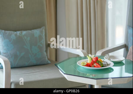 Quelques fruits fraises, melon, papaye, jaque, pastèque, kiwi, fruit du dragon et les citrons sont décorées sur la plaque, de l'intérieur d Banque D'Images