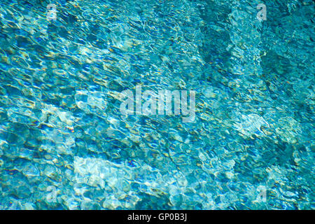 La surface de l'eau colorée avec des réflexions. Piscine idéale, mer et océan la texture. Banque D'Images