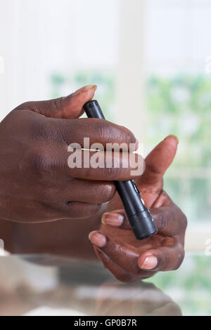 Test pour le diabète à l'aide du doigt sur l'amphioxus femme Banque D'Images