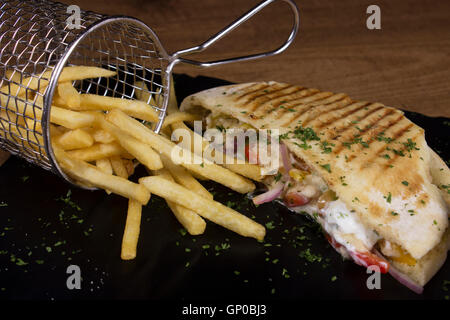 Gyro pita grec avec des frites de pommes de terre Banque D'Images