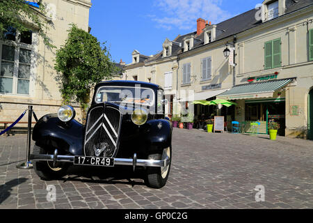 Citroen Traction Avant voiture classique au centre du village en Français Banque D'Images