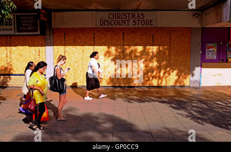 Barricadèrent boutiques fermées dans le Queens Square Crawley qui doivent être remis à appartements résidentiels UK Banque D'Images