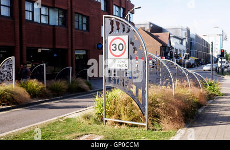 La limite de vitesse de 30 mi/h sign in High Street Crawley UK Banque D'Images