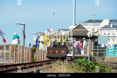Le Volk's Electric Railway sur le front de mer de Brighton Royaume-Uni Banque D'Images