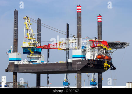 Plate-forme élévatrice auto JB-118 amarré au port de Rotterdam. Le montage est construit en 20 Banque D'Images