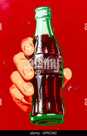 Coca Cola logo sur une machine à Coke vintage. Banque D'Images