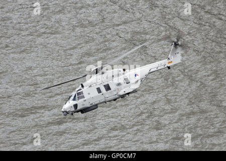 La Marine royale des Pays-Bas NH90 Hélicoptère survolant la Meuse. Banque D'Images