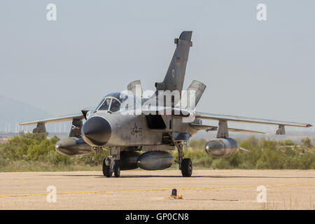 La Force aérienne allemande chasseur Tornado roulage après l'atterrissage sur la base aérienne de Saragosse. Banque D'Images