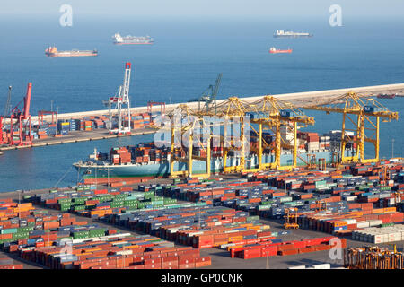 Navire ne soit chargé dans le terminal à conteneurs du Port de Barcelone. Banque D'Images