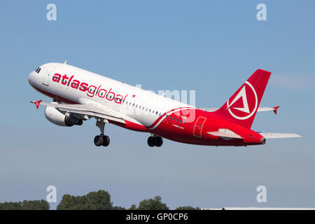 AtlasGlobal Airlines Airbus A320 décollage de l'aéroport d'Amsterdam Schiphol Banque D'Images