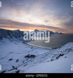 Vue sur la plage de Vik en hiver, Vestvågøy, îles Lofoten, Norvège Banque D'Images