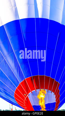 Close up d'un ballon à air chaud se rempli avant le décollage. Banque D'Images