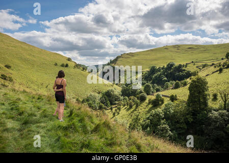 Une mère et son fils d'admirer une vue sur la vallée près de Milldale Dove dans le parc national de Peak District. Banque D'Images