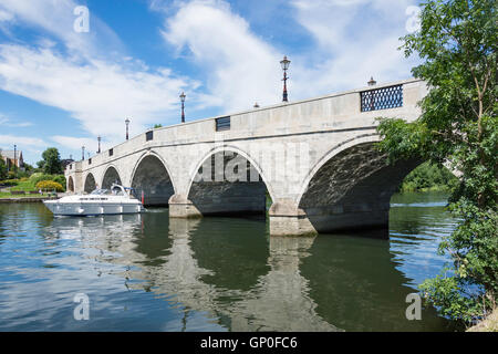 Chertsey Pont sur la rivière Thames, Chertsey, Surrey, Angleterre, Royaume-Uni Banque D'Images