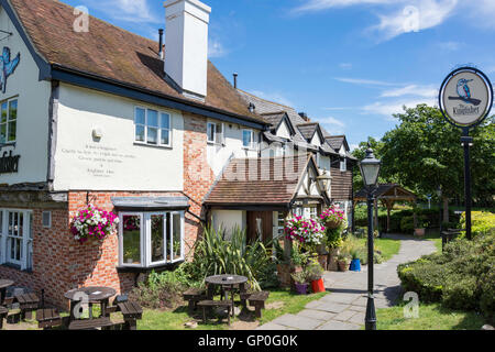 Le Pub Kingfisher, Chertsey Bridge Road, Chertsey, Surrey, Angleterre, Royaume-Uni Banque D'Images