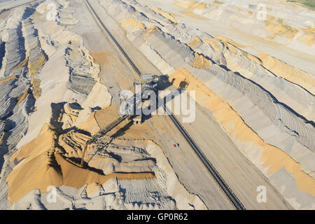 VUE AÉRIENNE.L'épandeur se débarrassant de la surcharge.Mine de charbon de Hambach, Rhénanie-du-Nord-Westphalie, Allemagne. Banque D'Images