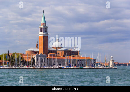 Piazza San Marco avec Bell Tower et le Palais de Doges contre Alpes italiennes de Venise, Italie Banque D'Images