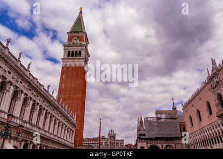 Piazza San Marco avec Bell Tower et le Palais de Doges contre Alpes italiennes de Venise, Italie Banque D'Images