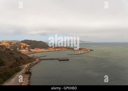 Vue de la baie, qui est un fragment de la côte de la baie de San Francisco en été matin sous ciel bleu avec des nuages.Horizon Banque D'Images
