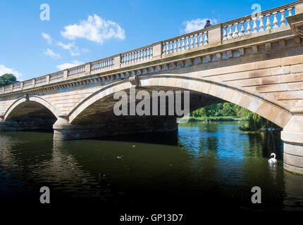 Pont sur la serpentine, à Hyde Park, Londres Banque D'Images