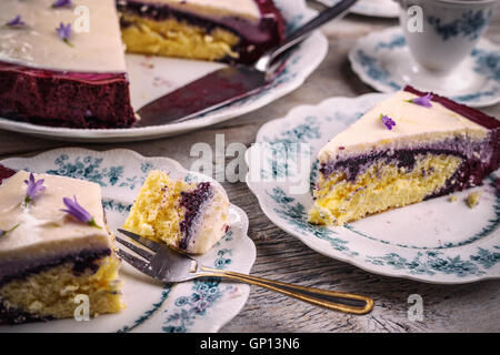 Tranche de gâteau aux bleuets dans une plaque vintage Banque D'Images