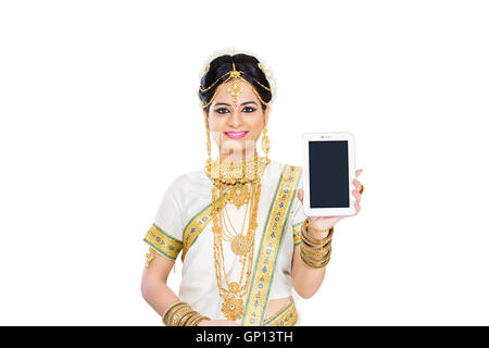 1 Belle Mariée adultes Femme Malayalee Diwali Qualité Téléphone Mobile montrant Banque D'Images