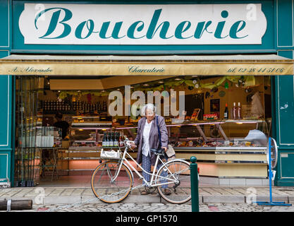 Boucherie française typique à Beaugency, Loiret, France. Banque D'Images