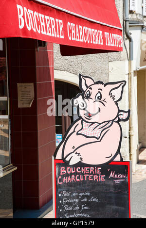 Inscrivez-vous à l'extérieur d'une boucherie charcuterie typiquement français à Decize. Banque D'Images