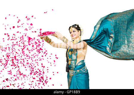 1 Belle Mariée femme adultes tamouls diwali Festival debout maintenant la plaque fleur jeter Banque D'Images