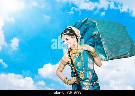 1 Belle Mariée adultes femme tamoule Hand-On-Hip posent debout Banque D'Images