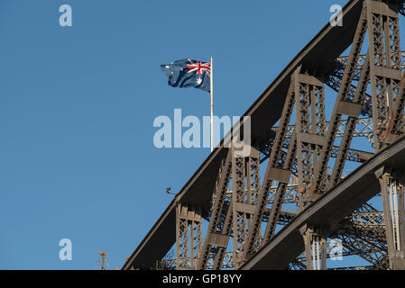 L'australien se dresse fièrement en haut de l'arc de l'Harbour Bridge de Sydney en Australie Banque D'Images