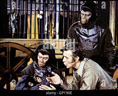 Kim Hunter Roddy McDowall, Kim Hunter (Zira Als,l) ein Baby zur Welt bringt, muss sie mit Cornelius (Roddy McDowall,r) untertauchen. Armando (Ricardo Montalban) die beiden image in einem Zirkus. *** *** 1971 légende locale, s'échapper de la planète des singes, Flucht Vom Planet Der Affen Banque D'Images