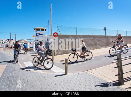 Les cyclistes réunion dans une courbe sur le bord de route vtt Portixol à Palma de Majorque, îles Baléares, Espagne Banque D'Images