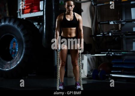 Les jeunes femmes de la sudation working out in gym Banque D'Images