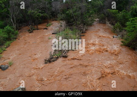 Floody river rouge avec fort débit alluviaux à Dak Lak, Vietnam Banque D'Images