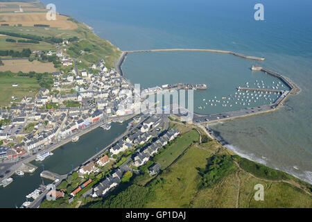 VUE AÉRIENNE.Station balnéaire de Port-en-Bessin-Huppain sur les rives de la Manche.Calvados, Normandie, France. Banque D'Images