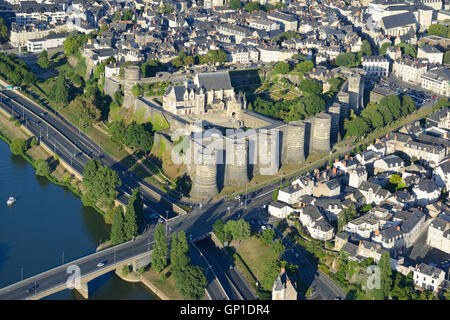 VUE AÉRIENNE.Château médiéval sur la rive gauche de la rivière Maine.Angers, Maine-et-Loire, pays de la Loire, France. Banque D'Images