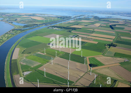 VUE AÉRIENNE.Paysage des terres agricoles et des éoliennes, Escaut oriental au loin.Régions du Brabant Nord et de la Zélande, pays-Bas. Banque D'Images