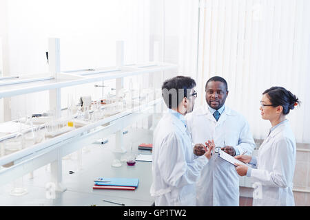High angle shot de heureux homme d'origine africaine, latino-américaine et asiatique de sexe féminin masculin les scientifiques de laboratoire en laboratoire et gl Banque D'Images